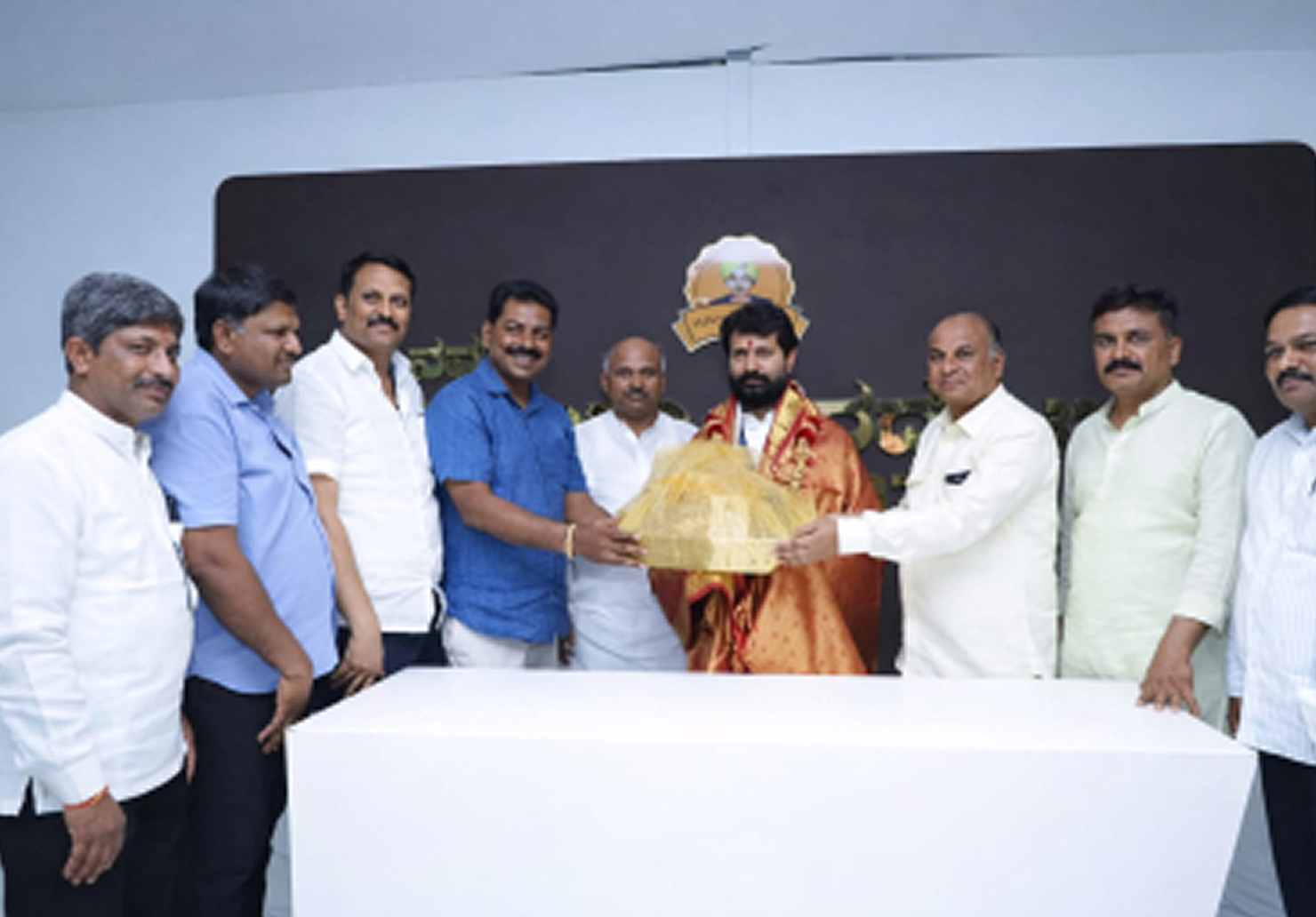 ಘನತೆವೆತ್ತ ಅತಿಥಿಗಳಿಗೆ ಗೌರವ ಸಮರ್ಪಣೆ