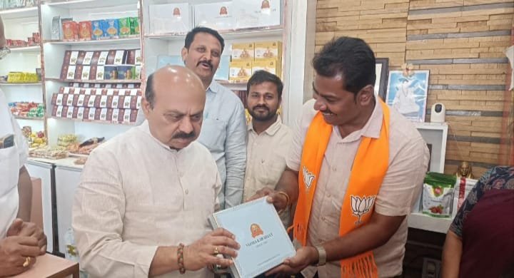 ಮಾಜಿ ಮುಖ್ಯಮಂತ್ರಿ ಬಸವರಾಜ ಬೊಮ್ಮಾಯಿ ಅವರಿಂದ ವಿಜಯಾ ಕರದಂಟು ಭೇಟಿ