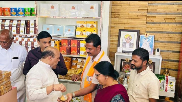 ವಿಜಯಾ ಕರದಂಟು ಸವಿದ ಗಣ್ಯರು